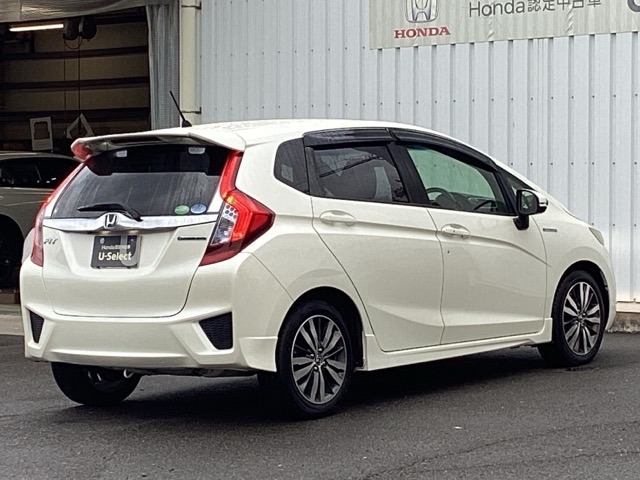 バックカメラが付いているのでバックでの車庫入れも安心です。