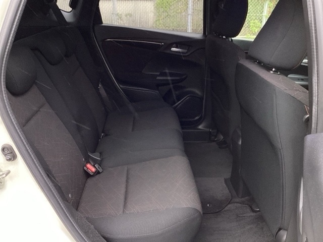 広々リアシートです。不要なときは収納しておけますよ。ラゲッジルームも広がります。
