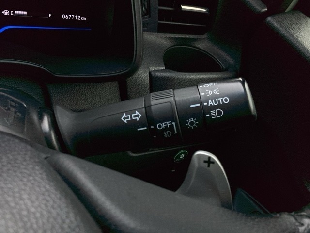 【オートライト（AUTO）】外の明るさをシステムが感知して、自動でヘッドライトが点灯します！ヘッドライトをつけ忘れを防ぐ便利機能です