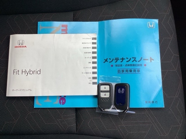 メンテナンスノート【整備記録簿】、取説も揃ってます。スマートキーはバッグなどにしまったままボタン操作でエンジンの始動・停止ができて大変便利です。