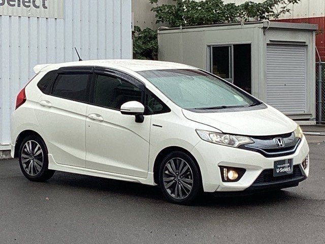 LEDヘッドライトを装備しています。LEDヘッドライトはとても明るく、雨の日や夜間走行も安全・安心です。オートライトコントロール付きで周囲の明るさに応じて自動で点灯・消灯します。