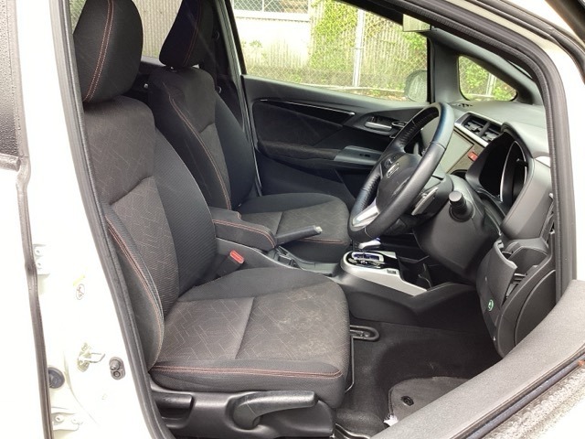 フロントは運転席と助手席が別々の広々としたセパレートシートです、運転席は、高さを調整できるハイトアジャスター付きです。