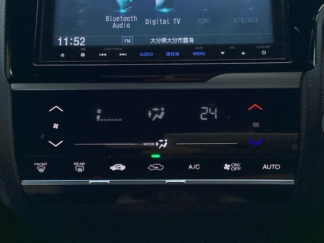 フルオートエアコンは希望の温度設定で風の温度も風量も自動調整で年中快適です。