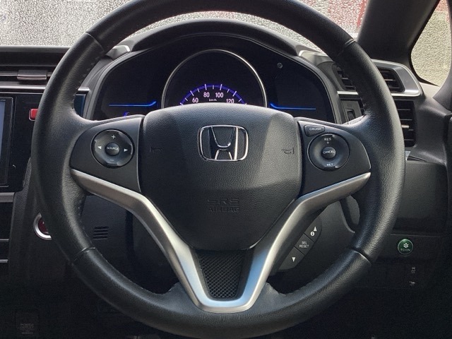 手になじむ感覚のステアリングです。さわり心地、デザイン性、操作性にこだわったアイテムです。