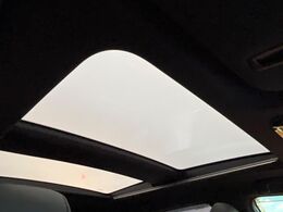 【パノラマルーフ】大型のガラスルーフ搭載で車内の解放感が一気にアップ！開放的なドライブをお楽しみいただけます。