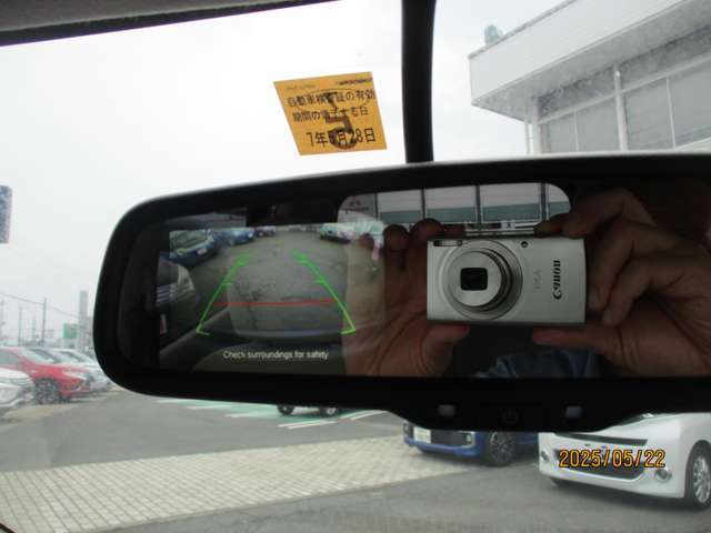 バックモニター付きです。車の後方に小型カメラが付いており、バックする際の後方の様子をモニター上に表示します。小型カメラに傷がなく、キレイな状態なので、クリアな映像が映し出されます。