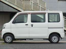 車検を受けてのお渡しです。車検代、重量税、自賠責保険料等含めたものがお支払総額です（他府県登録費、陸送費等は除く）。　車両本体価格に車検費用を含んでいないため掲載規約上「検無」という表記になります。