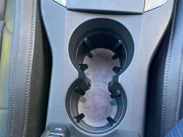 ドリンクホルダーもお二人分ございます