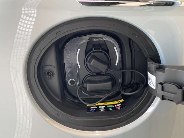 普通充電、急速充電対応の充電口