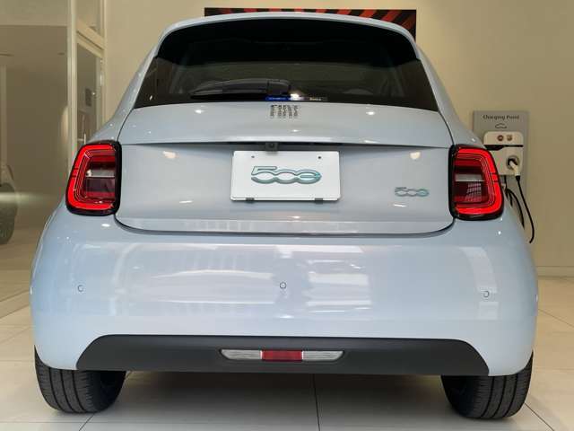 FIAT500のデザインを踏襲したテールランプ