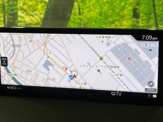 【10.25インチマツダコネクト】車内の雰囲気にマッチした大型ディスプレイ。スマホ接続でのナビ使用やBluetooth再生等、様々な機能が楽しめます。直感的なダイヤル操作が可能で、使い勝手も良好です。