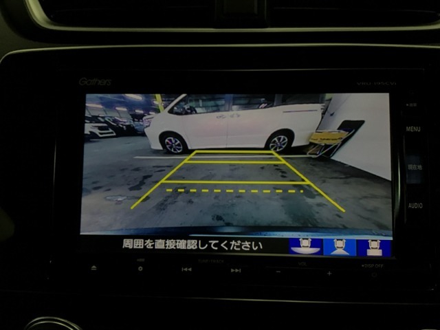後方確認はお任せ！　リアカメラ装備でバック駐車をサポートします。