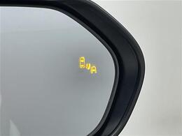 【BSM（ブラインドスポットモニター）】隣車線上の側方および後方から接近する車両を検知すると、検知した側のドアミラーが点灯。その状態でウインカーを出すと、インジケーターの点滅と警報音で警告します。