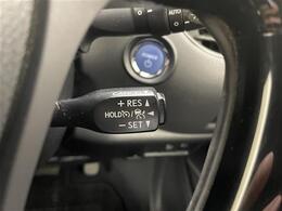 【レーダークルーズコントロール】自動で前の車との車間距離を一定に保ち、速度調整しながら走行します。高速道路のドライブで役立つ装備です。