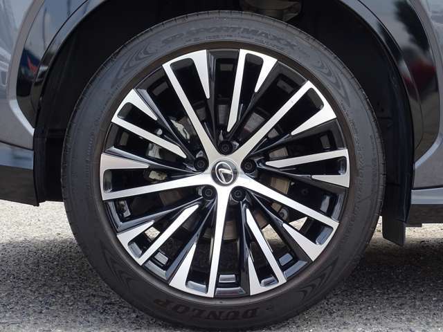 ☆タイヤはダンロップ製で安心です。フロント235/50R20　リヤ255/45R20☆