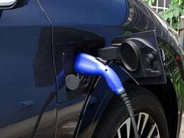 ☆充電ケーブルはロングタイプですから、駐車場を選ばずに充電可能です。カタログ値では494キロの走行が可能となっております。☆