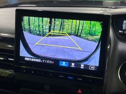 【バックカメラ】駐車時に後方がリアルタイム映像で確認できます。大型商業施設や立体駐車場での駐車時や、夜間のバック時に大活躍！運転スキルに関わらず、今や必須となった装備のひとつです！