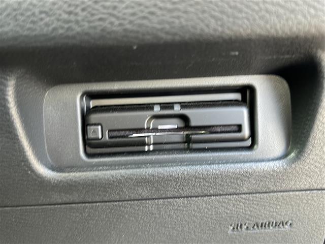 【ETC】有料道路を利用する際に料金所で停止することなく通過できる、ETC車載器（ノンストップ自動料金収受システム機器）が装備されています。セットアップを行うことで利用可能になります。