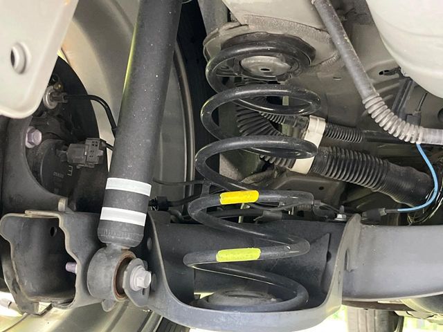 お車を安心してお乗りいただく為には、足回りの定期点検が欠かせません。サービスサポート（有償保証）では無料点検もご提供しており、安心のカーライフをお過ごしいただけるサポート体制が整っています。