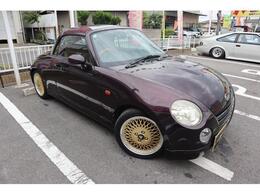 エンケイの15インチアルミ！外装はお洒落なマルーン！車高調！黒本革！赤のステッチ！Dスポーツマフラー！ナルディハンドル！ドラレコ！シートヒーター！キーレス！CD！5MT！ターボ！素晴らしい高級車です！