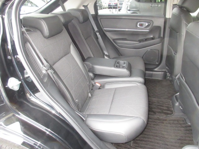 リア席の着座位置を見直し、足元を先代モデルから35mm拡大し、セダンライクな後席空間を創造。シートバックを厚くすることで身体をやさしく包み込みながら、爽快な視界とあいまって快適な移動空間としています。