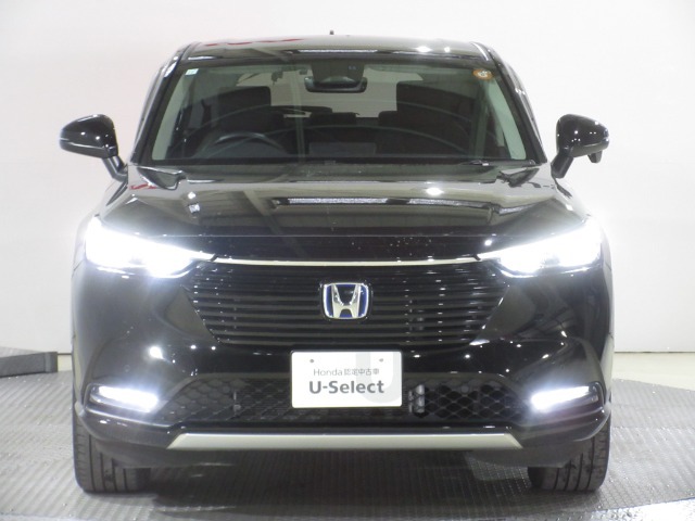 ハロゲンより明るく、より遠くまでさらなる安心感のあるLEDヘッドライトを採用。照射軸の上下方向を自動調整するオートレベリング機構、点灯忘れも防止できるオートライトコントロール機構付きです。