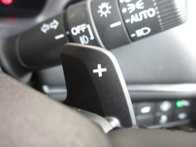 マニュアル車のような感覚でアクセルオフ時の減速度を選択できる、減速セレクター付きです！