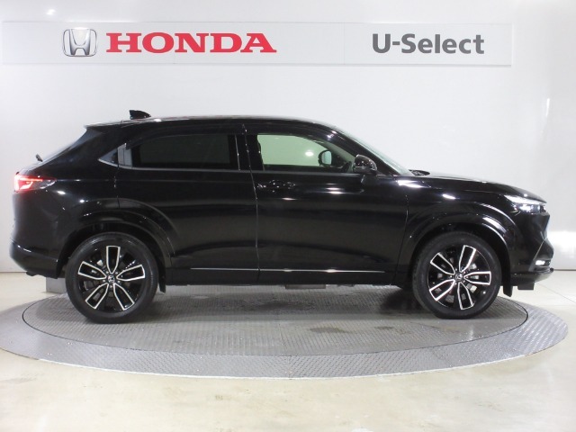 先代モデルと同じ全長で取り回しのよいサイズをキープしながら、より力強く、より美しく仕立て上げることで、ワンランク上の車格を感じるサイドビューとしています。