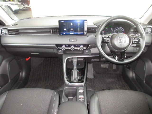 握りやすいハンドルには、オーディオコントロールとクルーズコントロールスイッチが装備されており、ハンドルから手を離さずに操作が出来ます。感覚で操作ができて便利で安全ですね！