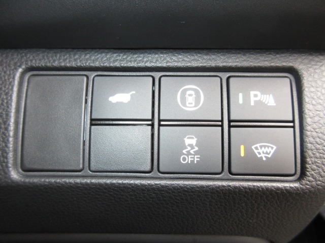 レーザーを照射しカメラで前走車等を検知し衝突の回避・軽減を図るホンダセンシングとVSA（車両挙動安定化制御システム）走る・曲がる・止まるの全領域で安定性を確保するためのシステム装備。安心ですね！