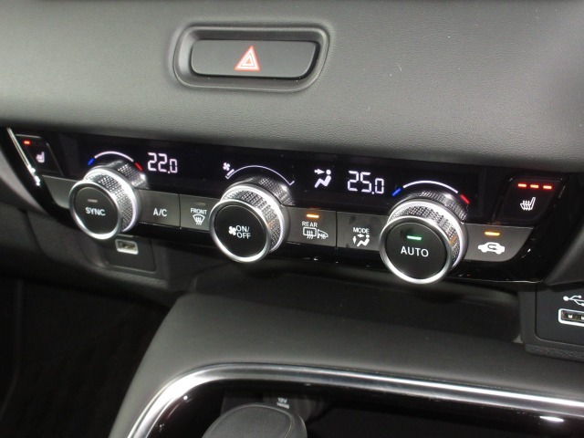エアコンはオートエアコンでお好みの温度調整が出来、オールシーズン快適にドライブできます！フロントシートの座面に3段階調節のシートヒーターを内蔵。身体を直接温めることができます。