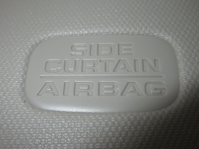 サイドカーテンエアバックシステムは、側面衝突時に大人から子供までさまざまな体格の乗員の頭部や頚部を広範囲で保護。特にセンターピラーへの頭部衝突を防ぐ展開性能を実現しています。