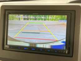 【バックカメラ】駐車時に後方がリアルタイム映像で確認できます。大型商業施設や立体駐車場での駐車時や、夜間のバック時に大活躍！運転スキルに関わらず、今や必須となった装備のひとつです！