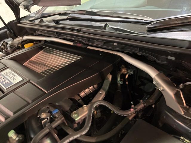 【STIタワーバー】お車の剛性を高めるタワーバーを装備。よりスムーズなコーナリング走行が可能となり、走りも楽しめます。