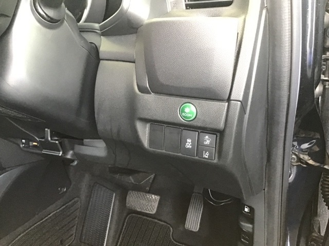 低速域衝突軽減ブレーキ＋誤発進抑制機能のCTBA、燃費を抑えるECON、横滑り防止装置VSA等のスイッチは運転席の右側、手の届きやすい位置にあります。