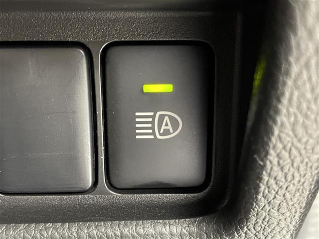 【アダプティブヘッドライト】先行車や対向車などの周りの状況に応じて、ハイビームまたはロービームを切り替え、さらに照射範囲を自動で調整します！常に運転しやすい視界を確保し、安全運転をサポートします。