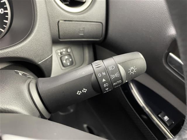 【オートライト（AUTO）】外の明るさをシステムが感知して、自動でヘッドライトが点灯します！ヘッドライトをつけ忘れを防ぐ便利機能です。