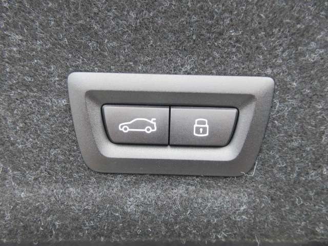 電動リアゲート装備です。バンパー下でのキックスイッチも装備されております。