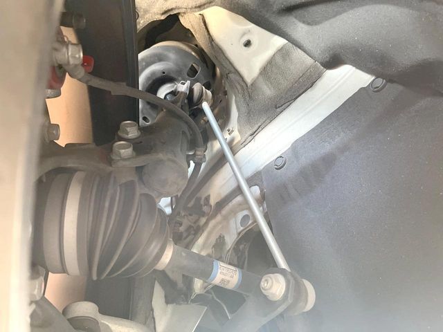 お車を安心してお乗りいただく為には、足回りの定期点検が欠かせません。サービスサポート（有償保証）では無料点検もご提供しており、安心のカーライフをお過ごしいただけるサポート体制が整っています。