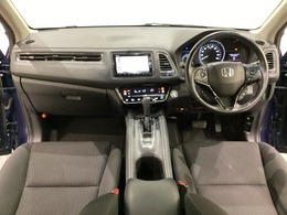 車内は光触媒抗菌消臭施工済です。インパネ周りはスタイリッシュなデザインで機能や装備も充実しています。グローブボックスやカップホルダーのほかにトレーなどたくさんの収納スペースが付いています。