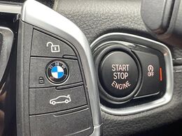 ●コンフォートアクセス（スマートエントリーシステム）：キーを所持しているだけで開錠・施錠からエンジンスタートまで操作可能！