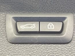 ●電動リアゲート：ワンタッチでリアゲートの開閉ができ、荷物などで両手が塞がっている状態でも簡単に開閉ができる便利機能です。