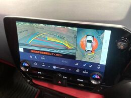 【パノラミックビューモニター】専用のカメラにより、上から見下ろしたような視点で360度クルマの周囲を確認することができます☆死角部分も確認しやすく、狭い場所での切り返しや駐車もスムーズに行えます。