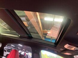 【サンルーフ】開放感たっぷりの希少装備、サンルーフが装着されています！車内に明かりを取り入れたり景色を楽しむ以外にも、車内の空気も簡単に換気できて快適です！