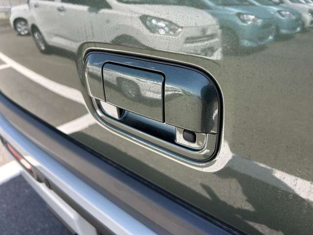 ☆お車についた傷やヘコミ、事故の修理もハヤシにお任せください。自社鈑金工場で修理ができますの安心です☆