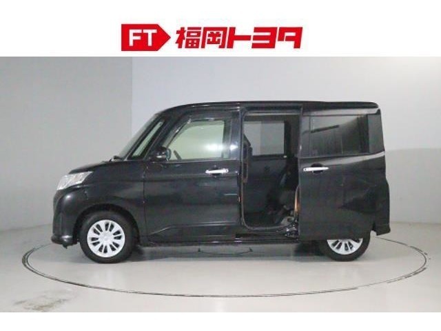 スライドドアは狭い場所での乗り降りにとても便利です。