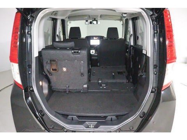 分割可倒式のシート！片方倒せば長めの荷物、両方倒せばたくさんの荷物を積むことができます。