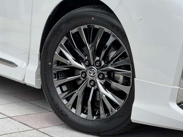 純正19インチアルミホイール。タイヤサイズは225/55R19となっております。20インチへのインチアップやローダウンも可能ですので是非ご相談ください。