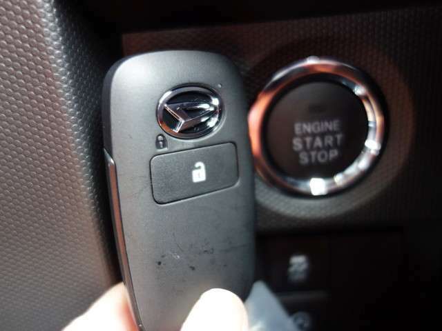 鍵にはスマートキーを搭載しております。ボタン操作1つで簡単にドアの施錠・解錠を行えるので、車の乗り降りの際にもたつくことがありません！