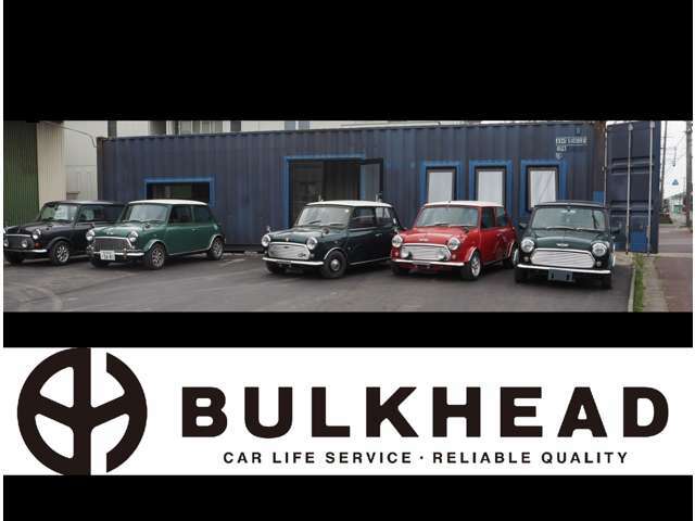 ブルーのコンテナハウスと特徴的な車が目印の「BULKHEAD（バルクヘッド）」です！